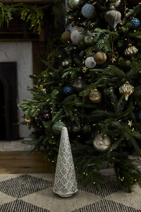 Design Shop White Batik Tree af Pattern, 5.5" X 15".