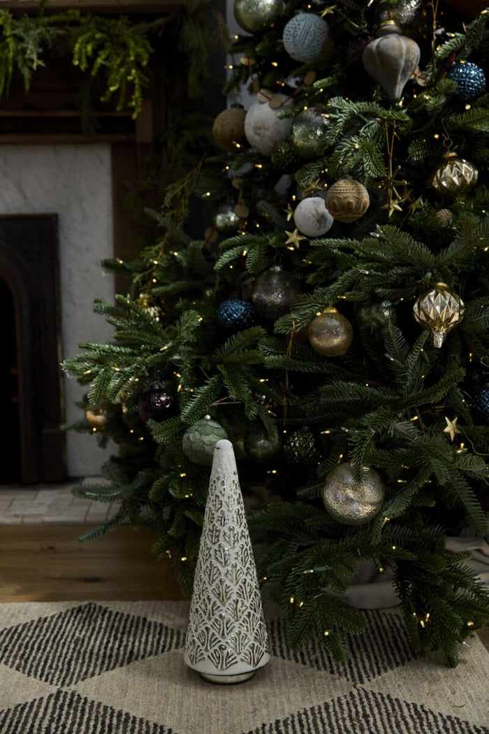 Design Shop White Batik Tree af Pattern, 5.5" X 15".