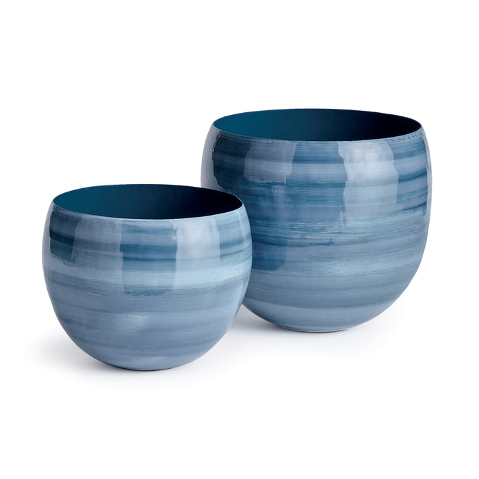 Two blue ceramic cachepots in a glossy glazed finish with brushed horizontal bands, set of 2 on white background.